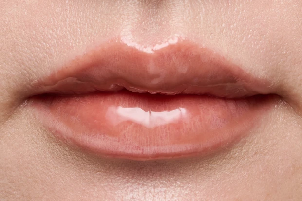 プチプラリップ　イエベ秋　リンメル　オーマイグロス リップバターバーム 001 スウォッチ