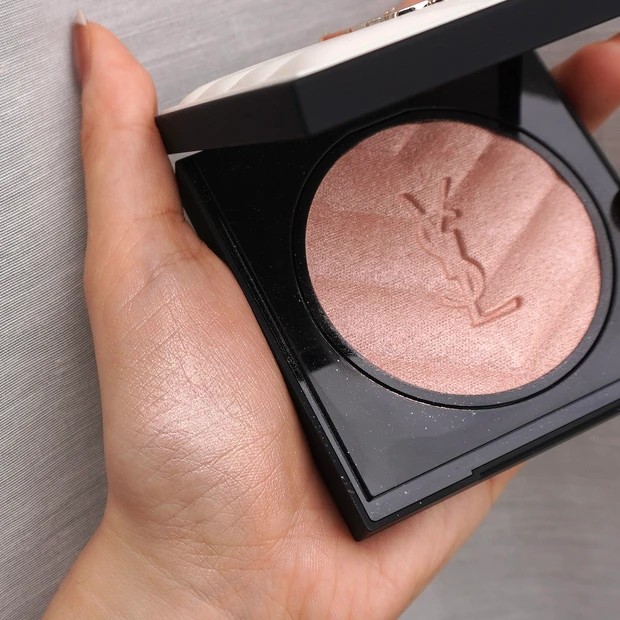 2025MYベスコスハイライト②YSL オールアワーズ ハイパールミナイザー  03 ロージーサンドのスウォッチ