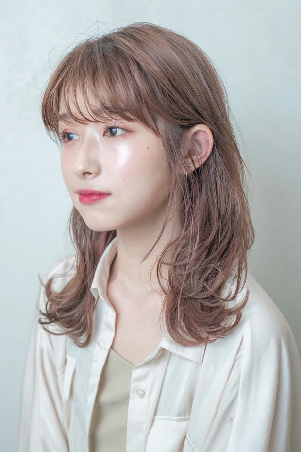 【最新ヘアスタイル】透明感のある明るめカラーがポイント！ 大人の抜け感レイヤーロング_2_1