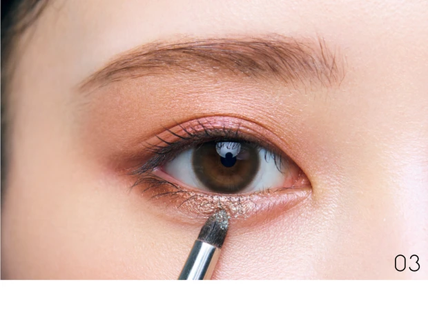 【2025年秋 アイシャドウ】意外な色合わせでくすみレスの秋色に メイク手順3