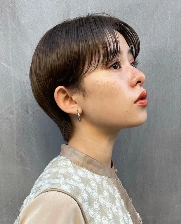 ショート　ヘア　髪型　ヘアスタイル　暗髪　前髪なし