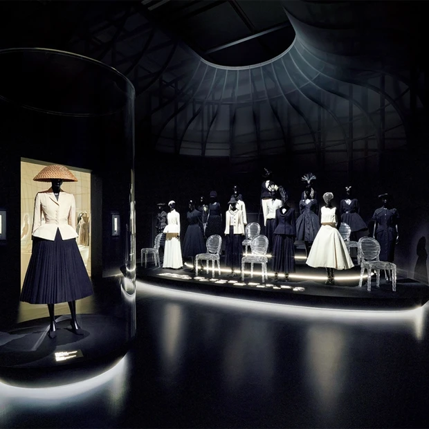 話題のディオール展覧会の見どころをリポート。美の感性を磨く「クリスチャン…