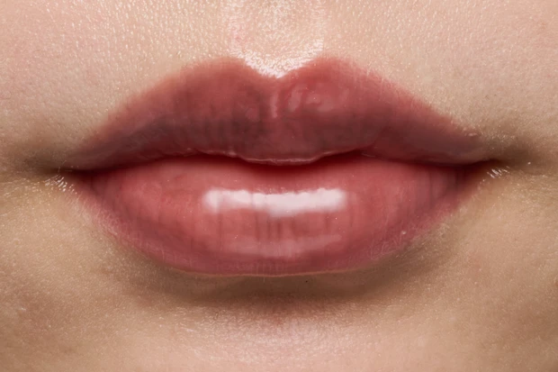 プチプラリップ ブルベ冬 リンメル オーマイグロス リップバターバーム 003 スウォッチ