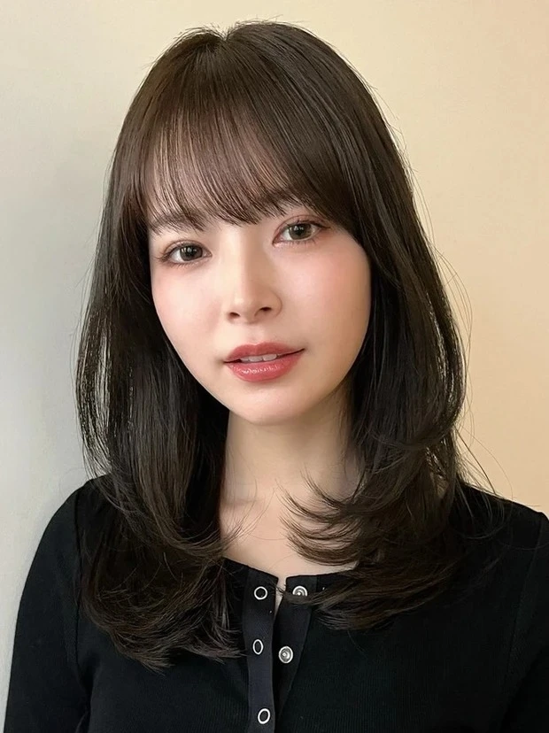【卵型さんにおすすめの髪型】セミロング&ロングヘア編_【卵型×セミロングヘア】暗髪でも柔らかい印象が楽しめる、オリーブベージュ×レイヤーセミロング