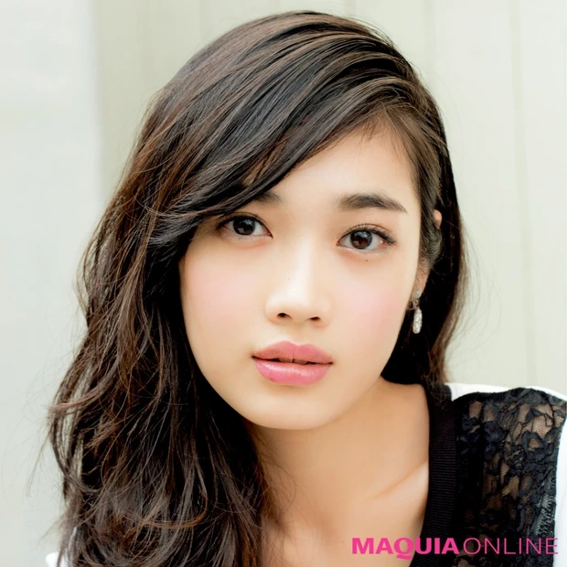 特別なアレンジは不要! 巻き方や分け目の変化で印象チェンジ