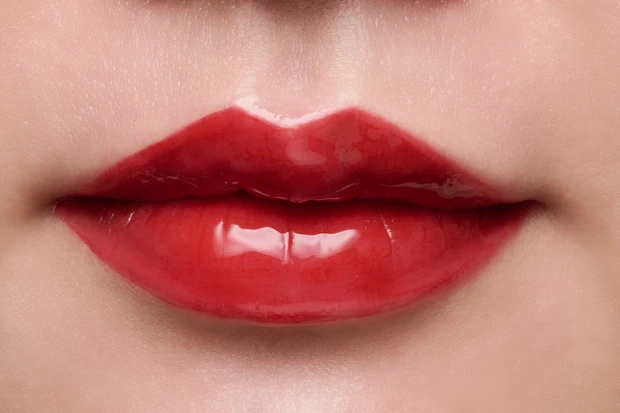 ブルベ冬　シャネル　リップ ル ルージュ デュオ ウルトラ トゥニュ　49 エヴァー レッド　ラズベリーカラー スウォッチ