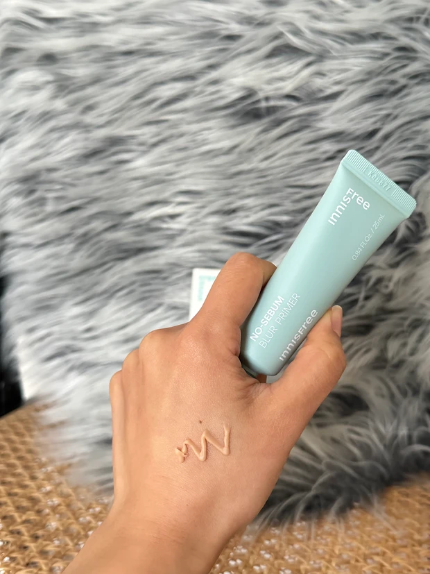 ポアレス肌　poreless primer プライマー　イニスフリー　ノーセバム ブラープライマー