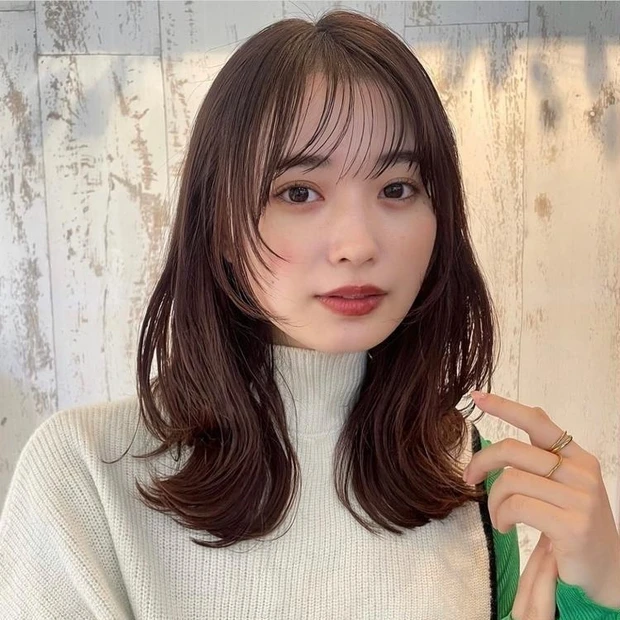 ミディアム ヘア 髪型 ヘアスタイル 大人 前髪あり 暗髪 レイヤー シースルーバング