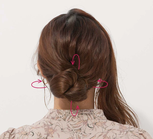 【セルフヘアアレンジ】動画で学ぶ! くるりんぱ、ロープ編み、Uピンの留め方、編み込みの正しいやり方とコツを人気美容師AYAMARさんが解説_16