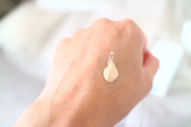 \皮膚科学研究から生まれたスキンケア/【iniks イニクス】敏感肌&乾燥肌のための低刺激処方のマスクにつきにくいファンデーション_2_1