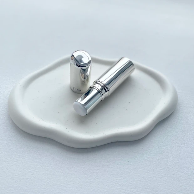 かさつきやすいパーツを集中保湿！ひと塗りでうるおう「イプサ ザ・タイムR デイエッセンススティック」がおすすめ