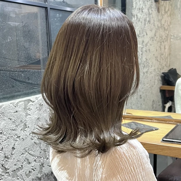 【2023秋冬おすすめヘアカラー】ブリーチなしで韓国アイドル風ピンクブラウンヘアに初挑戦！切りっぱなしの重ためミディアムヘア。_6_1