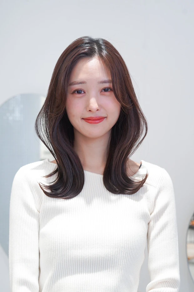 ヘアカタログ セミディ ミディアムヘア 韓国風S字バング センターパート