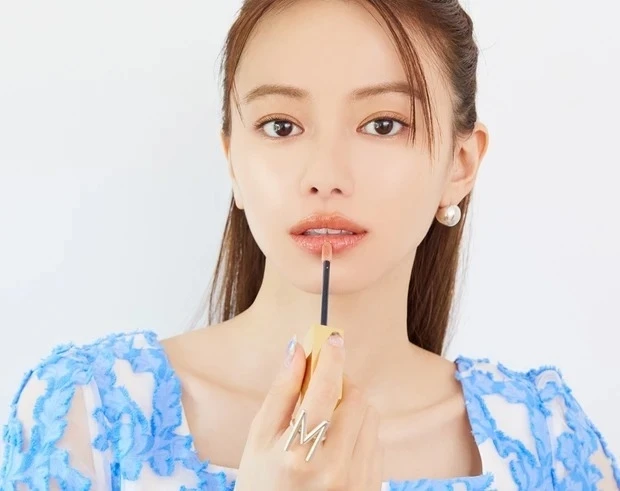 山本舞香さんのオレジメイク_3. 輪郭に沿って、リップグロスをON