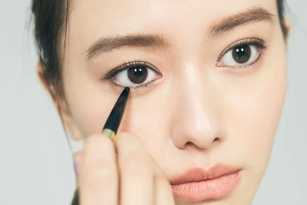 大人でも取り入れやすいY2Kメイクのやり方_【Y2Kメイク】肌見せファッションにリンクするスモーキーメイク_3