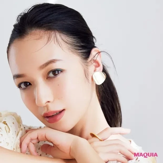 【アイシャドウの塗り方】洒落感と透明感が手に入る「寒色アイパレット」_塗る範囲が難しく、キツく見えがちな寒色はライン使いが正解