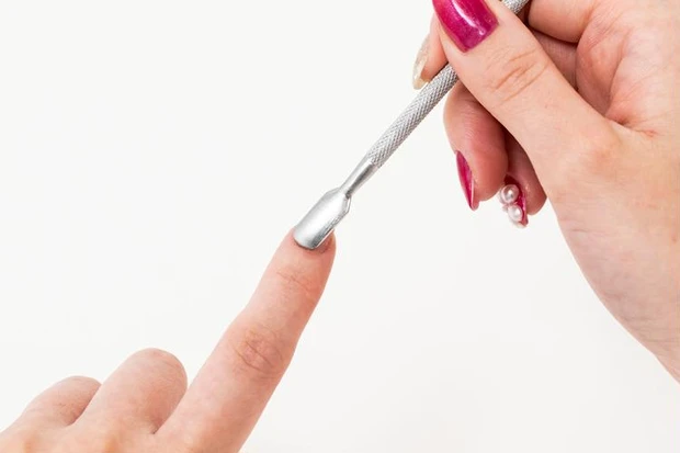 プッシャーで甘皮処理をする