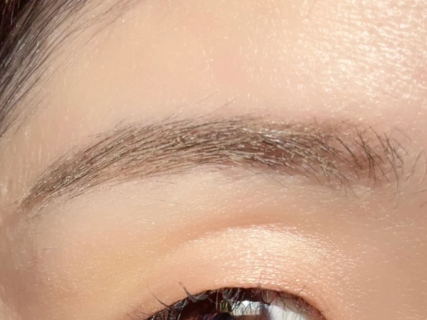 【デジャヴュ】小田切ヒロさんも愛用！「シアーカラーブロウ」全色レビュー｜自眉になじむ仕上がりを徹底比較_10_3