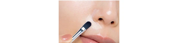 黄みの強いコンシーラーで自然にカバー