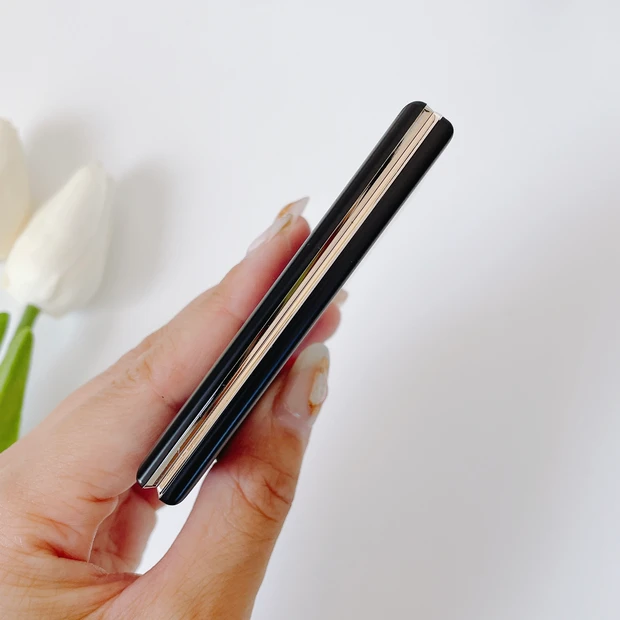 SUQQU ブラーリングカラーブラッシュ パッケージ