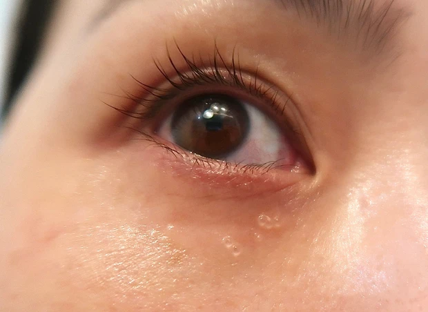 ニュクス スーパー セラム アイケアキットを目元塗布写真