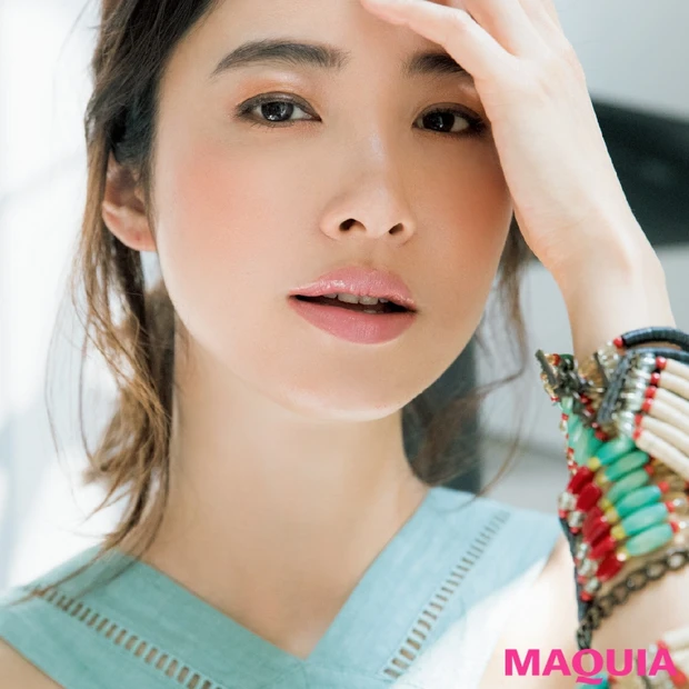 洗練ミントグリーンワンピース×ゴールドのアースカラーメイクでおしゃれ顔に