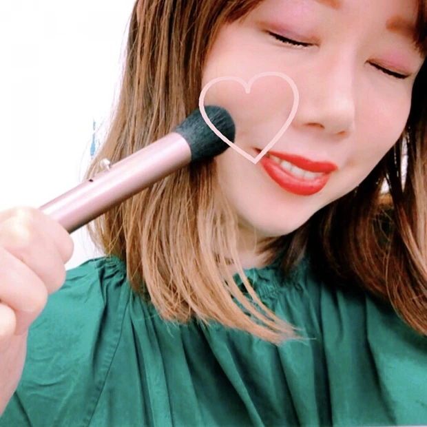 マキア11月号付録 4段スライド引き上げチークブラシが大活躍!新作コスメ・溺愛コスメを使って大人に似合うピンクメイク♡