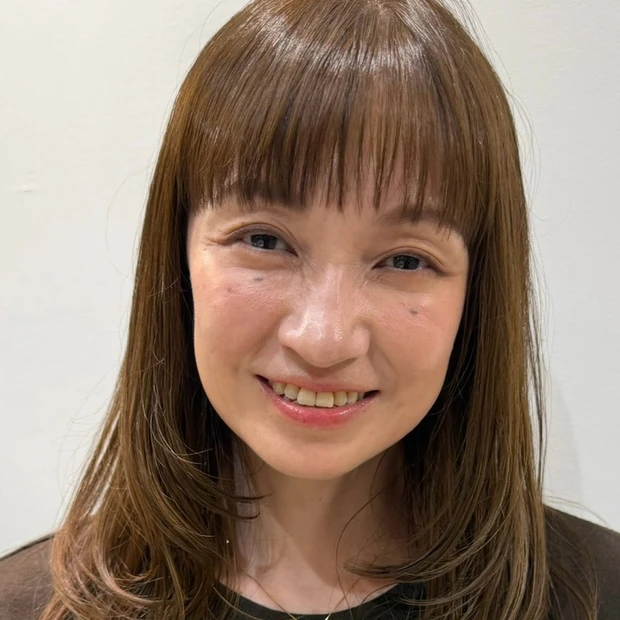【40代におすすめ】秋冬コーデと好相性！ 明るめカラーの軽やかミディアムレイヤー