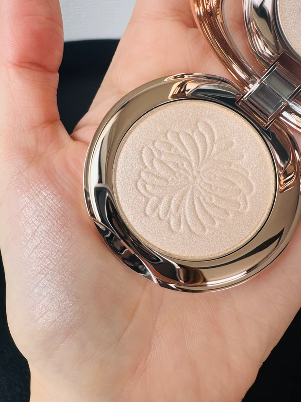 ポール＆ジョーのクリスマスコフレ2025、001 フラッパードレスのハイライターのスウォッチ