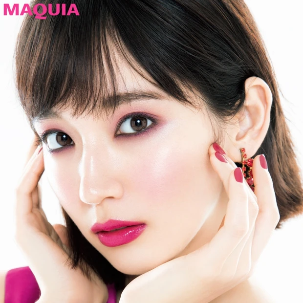 ハッピーなカラーを目元にON！ フレッシュな存在感を放つ吉岡里帆さんの表…