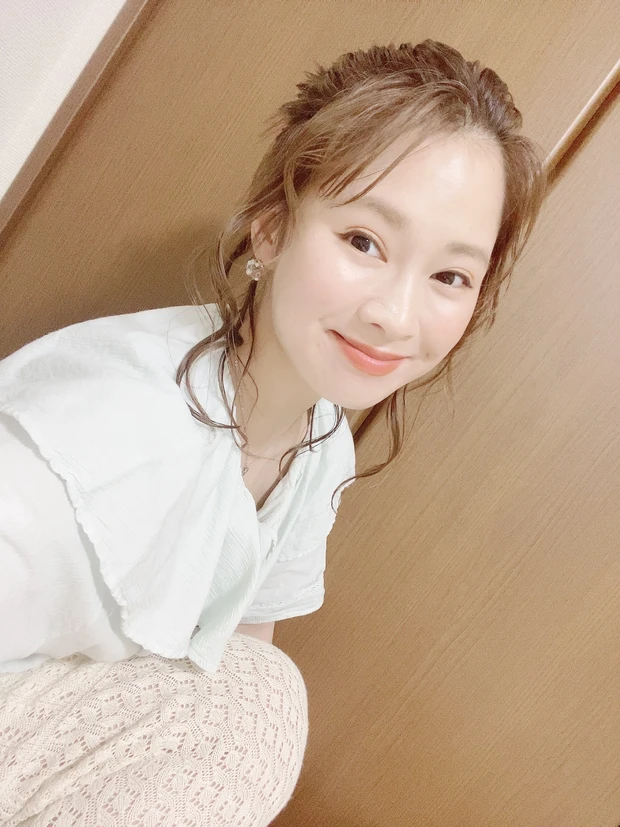 美容師直伝。ヘアゴム2つで、夏の大人かわいいヘアアレンジのコツ_7