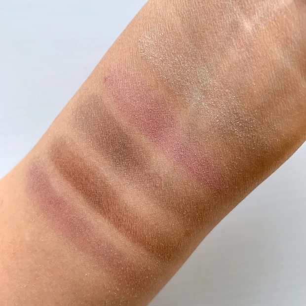 腕に塗布したDior サンク クルール 912 プラムパレードの5色スウォッチ。自然光で発色やくすまないプラムの色味を確認できる。