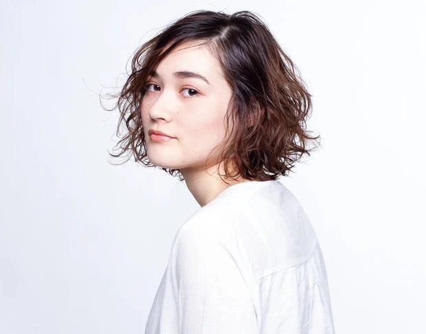RITZの髪型・ヘアスタイルまとめ_30代・40代に似合う！ 無造作に揺れる毛先が色っぽい華やかウェーブボブ
