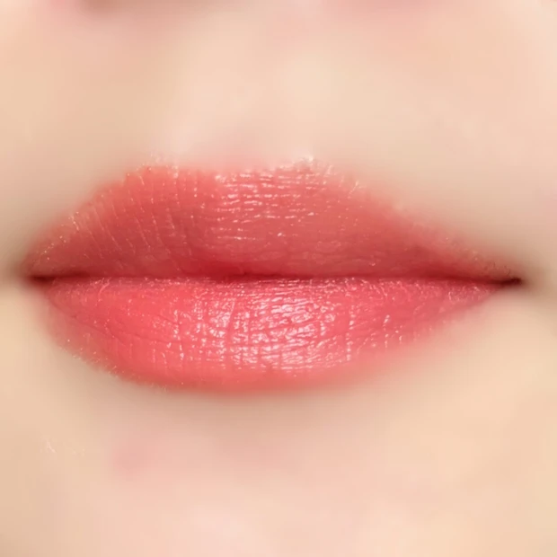 ルージュ ディオール オン ステージを唇に塗った仕上がりイメージ