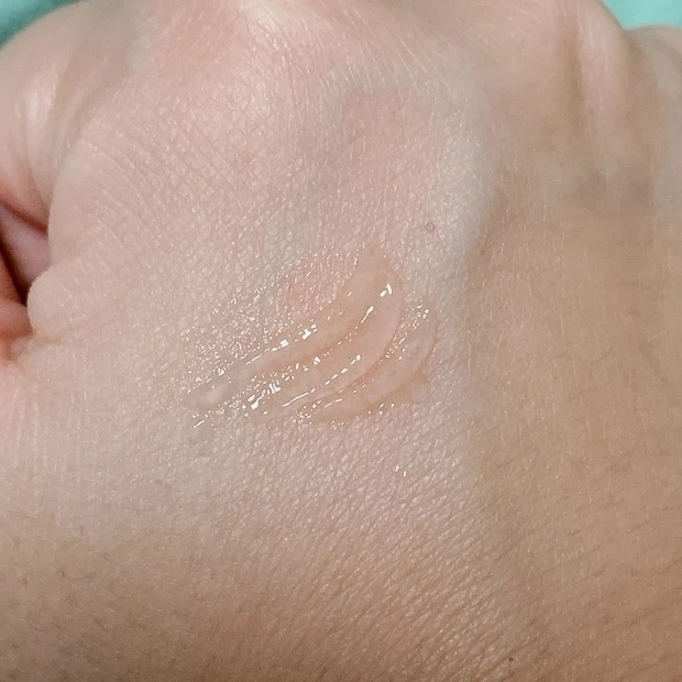 【おすすめのまつげ美容液】セザンヌ まつげ美容液EX_液も目に染みない少しねっとりしたテクスチャー