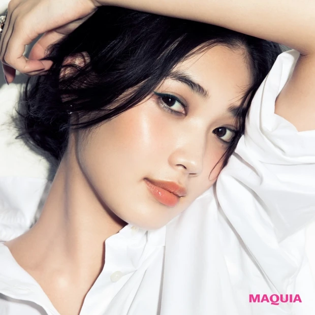 林田岬優がスタイリッシュに着こなす　こなれ白シャツ×「秋メイク」