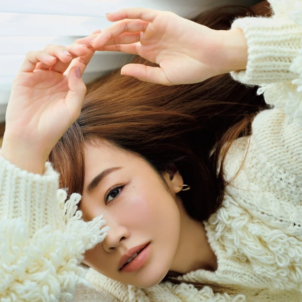 神崎 恵さんがリップをセレクト！ 柔らかニットの日はベージュリップでぬく…