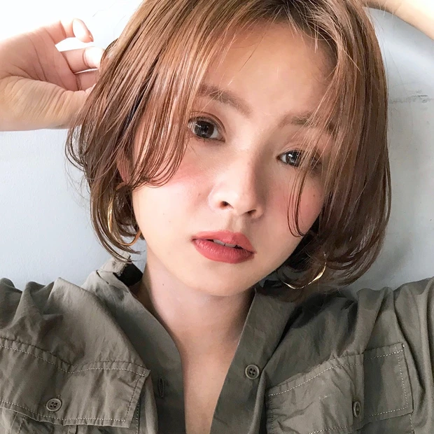 丸顔さんにおすすめ! かき上げバングの小顔見せショートボブ