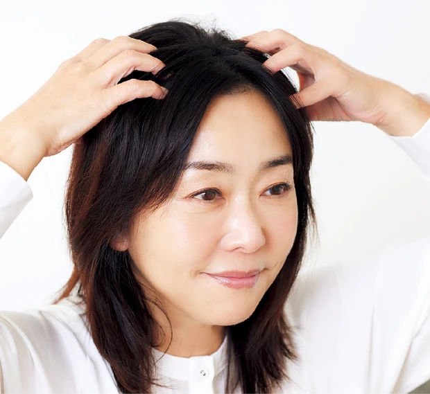 5 髪や眉毛のツヤ=肌のツヤ_指の腹で小さな円を描くようにマッサージ