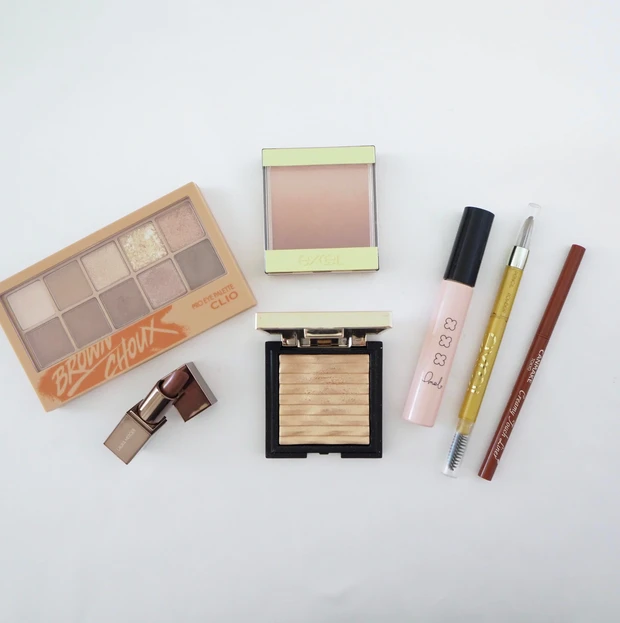 ブラウンメイクアイテム