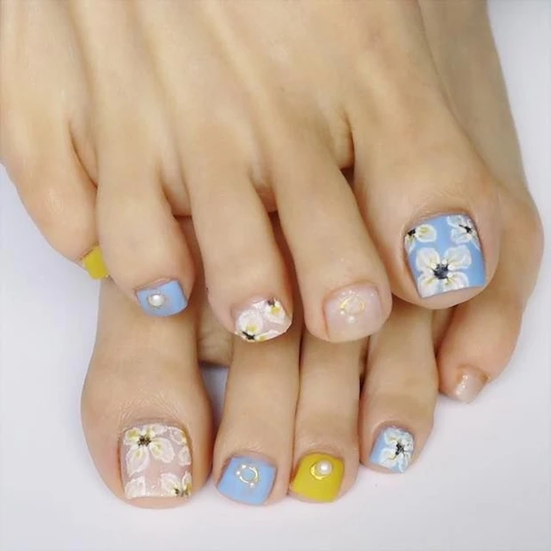 手描きでシックに！ 甘さ控えめの大人フラワーネイル【ギ☆のセルフネイル手…