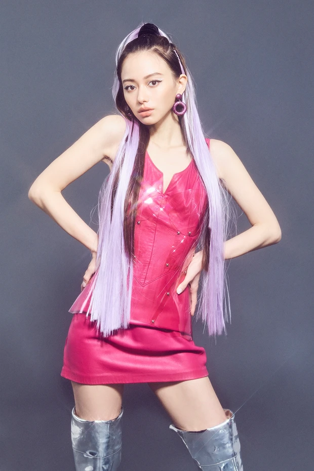 白のアイライン×ボリュームまつ毛で華やかに！ 山本舞香さんが『Rain On Me』のレディー・ガガに変身 ～メイク編～