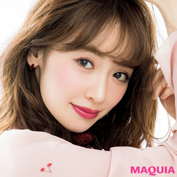 肌タイプとは逆のカラーを隠し味に！ ブルベ肌・泉里香さんが纏う春コスメ