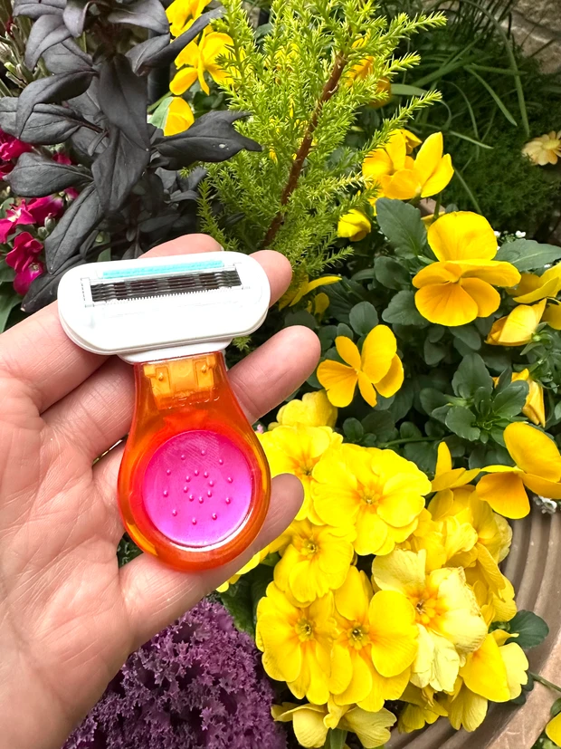 手のひらに乗るケース付きのかわいいシェーバー　ジレット ヴィーナスつるすべ肌 ケース付ホルダー_4_1