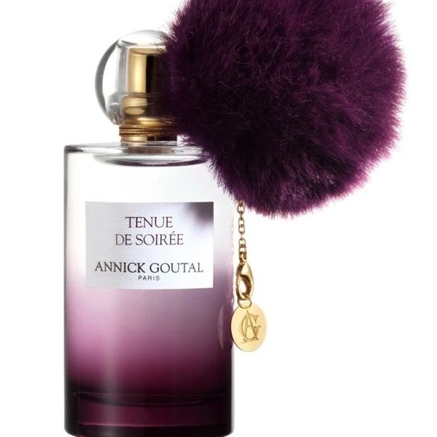 香水瓶にフワフワポンポン、アニック グタールの新作の香り「トゥニュ ドゥ ソワレ オードパルファム」パーティが始まる前、パリでの素敵な夜を予感させる特別な雰囲気からインスパイアされた香り。2017.1/25新発売