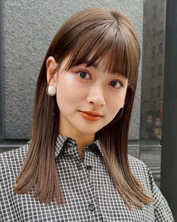 髪型　セミロング　切りっぱなし　ワイドバング　ストレートヘア　スタイリング
