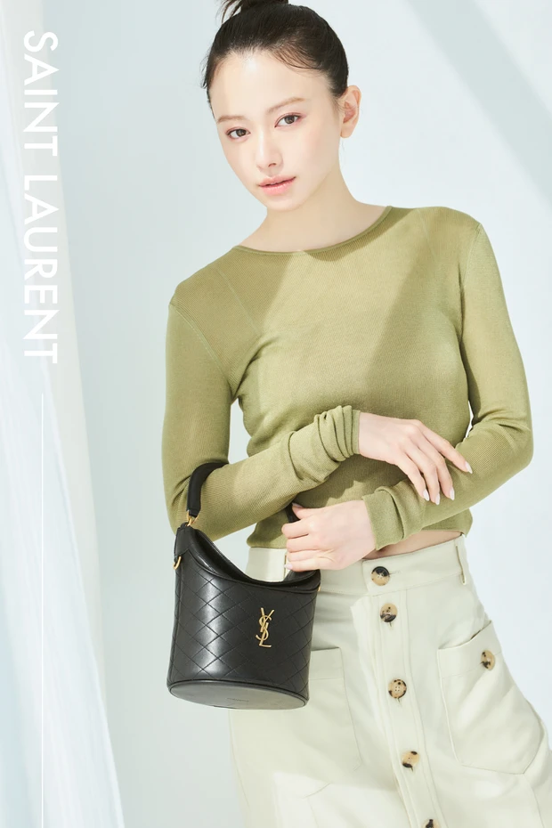 オレンジレッドの囲みアイで凛とした眼差しを。山本舞香さんが【SAINT LAURENT】のニュートロコーデで気高く