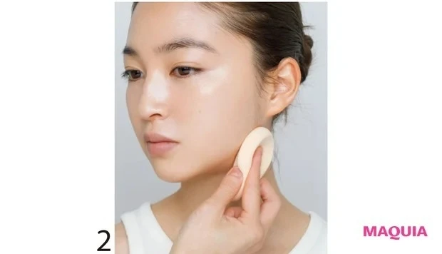 スポンジでフェイスラインにファンデーションを広げる様子