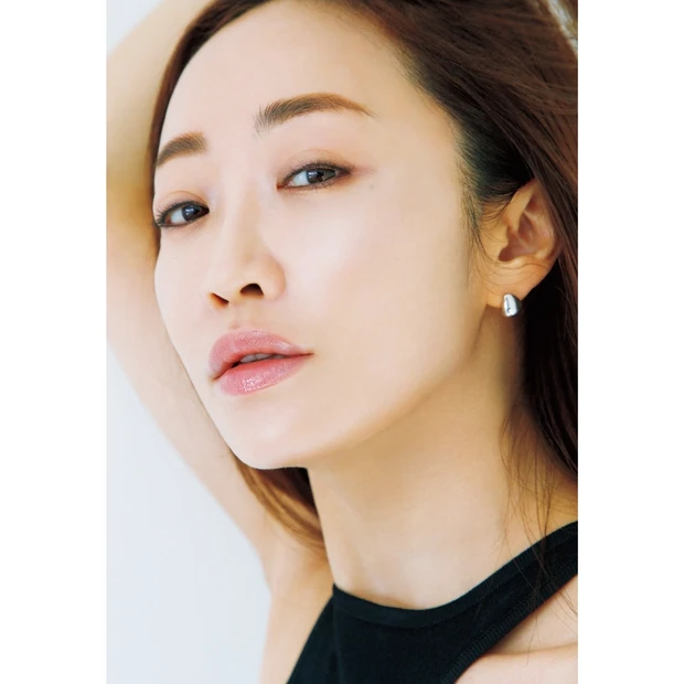 “神崎 恵肌”を語る上で欠かせない、ハリ・ツヤ・透明感をつくる12の名品…