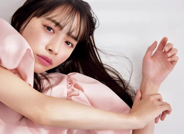 【5位】井桁弘恵さんの華やかなピンクメイク。大胆なビビッドカラーをアクセサリーのようにトッピング